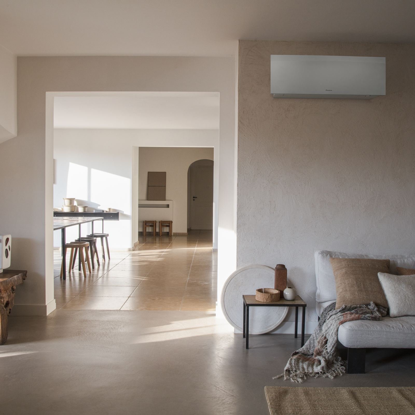 Daikin airco in het wit boven een piano