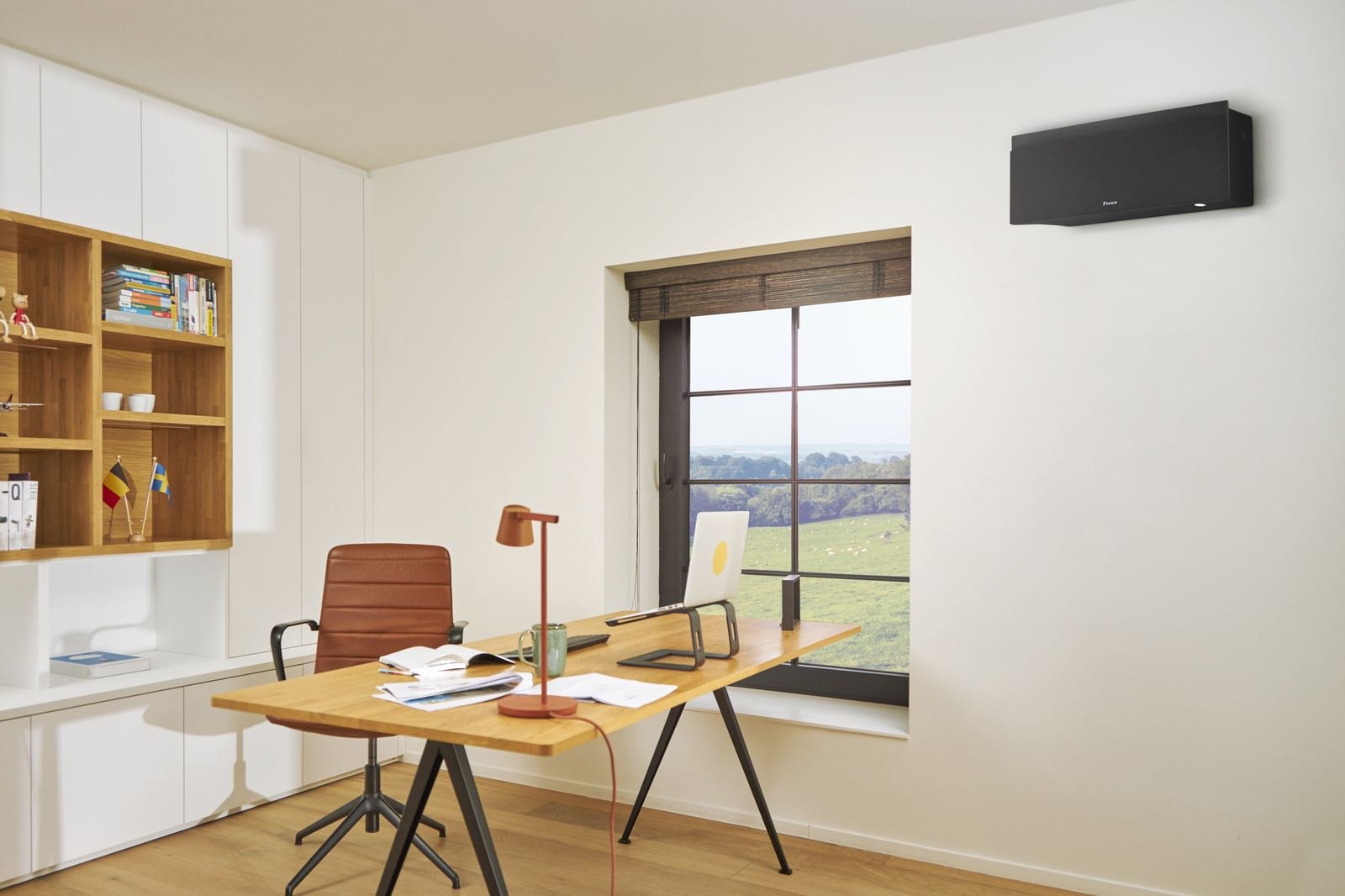 Daikin Emura airco in mat zwart in een bureauruimte