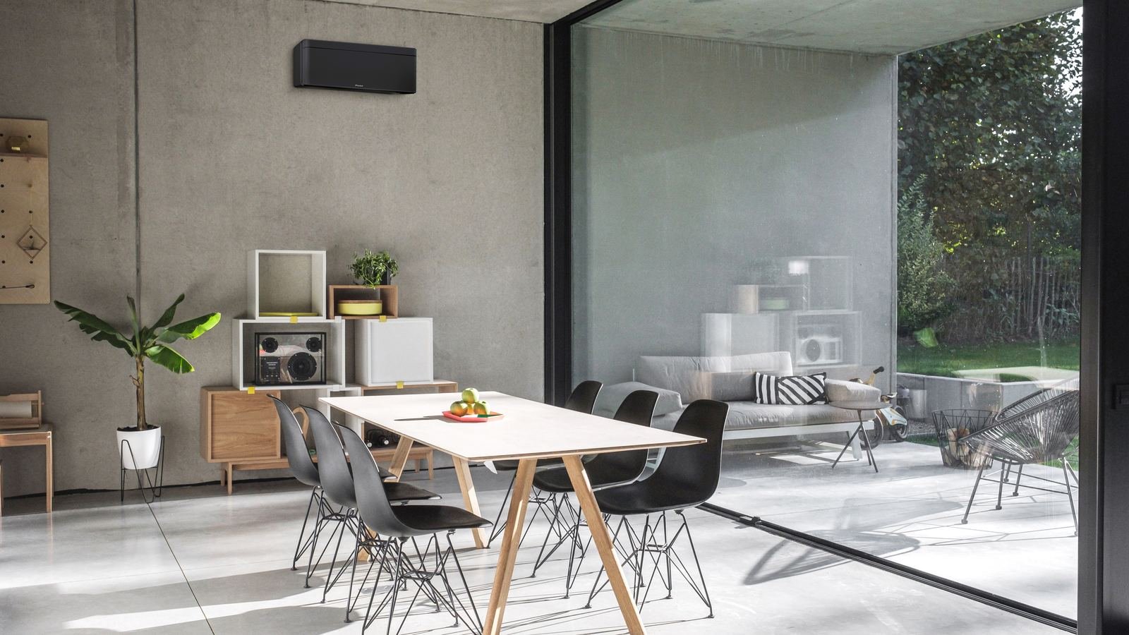 Daikin Stylish airco in mat zwart in de leefruimte
