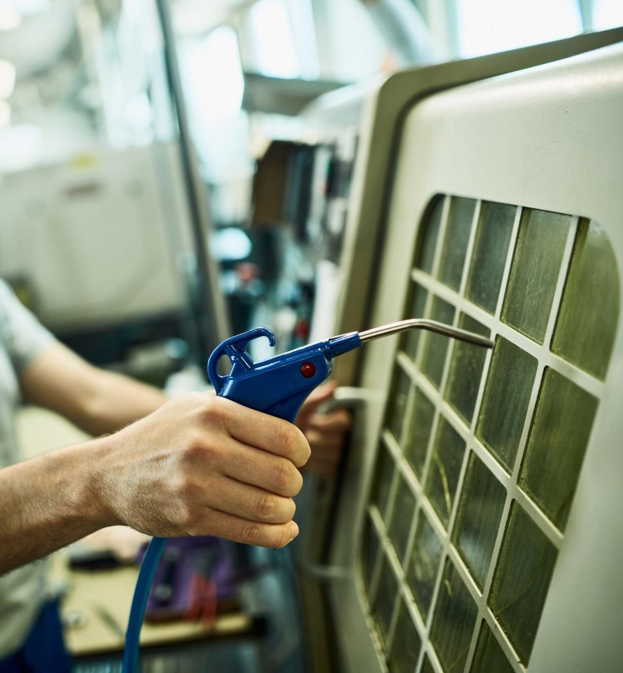 Reiniging van een airco-filter tijdens onderhoud